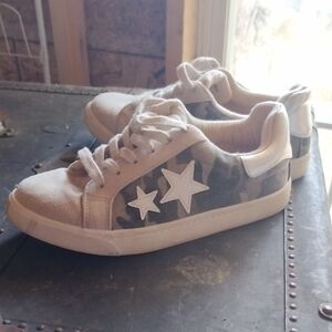 SODA Camouflage Star Sneakers SZ 7